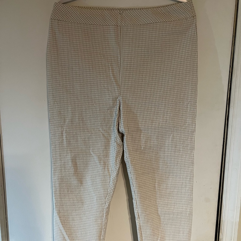 Julee & Leopold. Tan and white checkered pants.